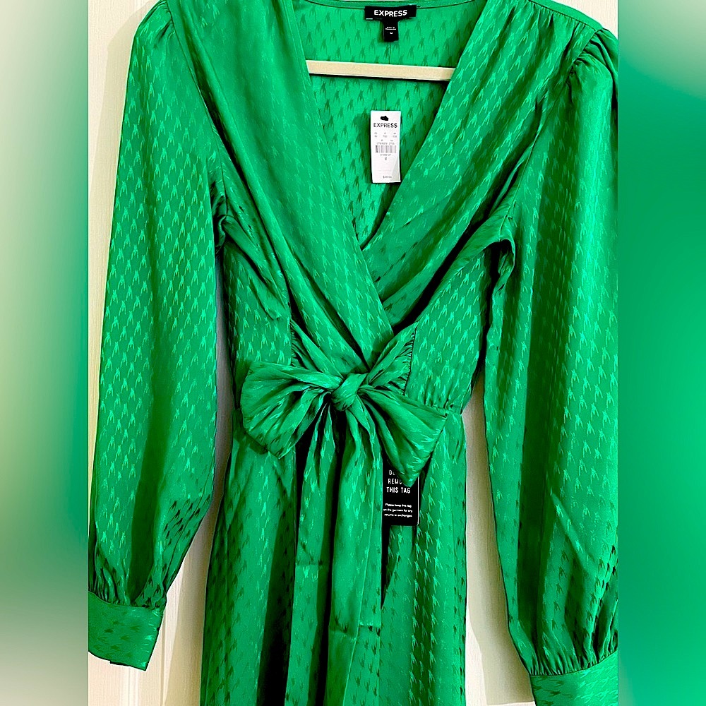 Express Green Jacquard Satin Tie Waist Long Sleeve Mini Dress. Size: Medium